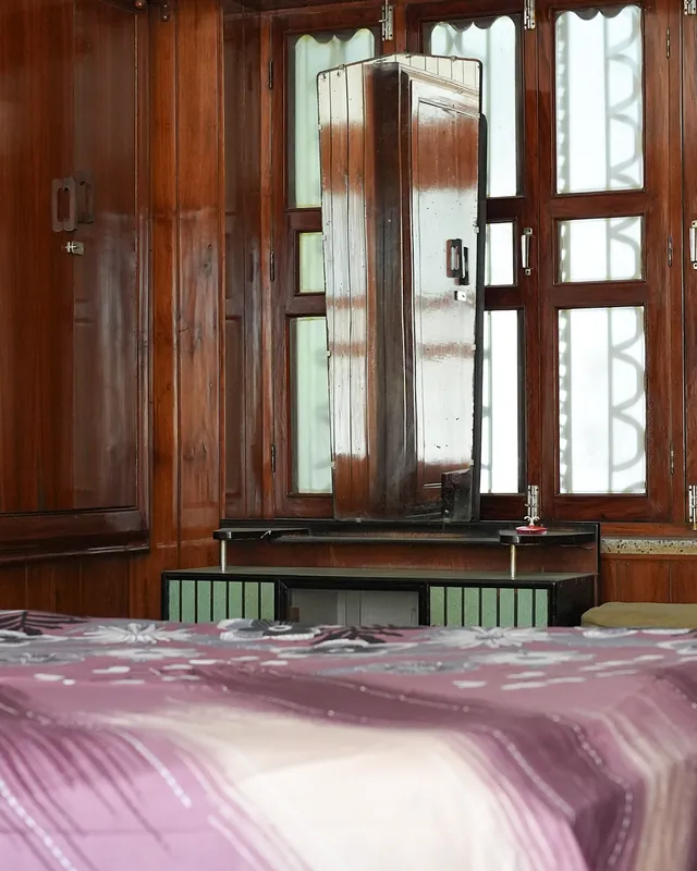 Wood-panelled guest room with dressing mirror